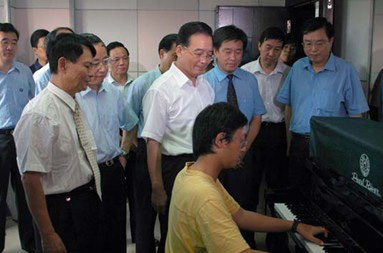 国务院总理温家宝、副总理张德江在视察广东时亲自聆听珠江钢琴乐韵